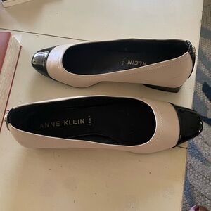 Anne Klein Women's Cream and Black Flats
